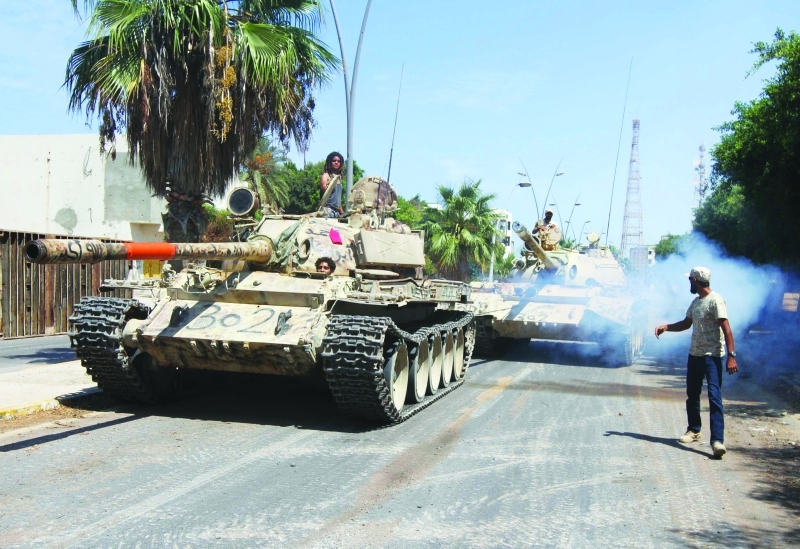 الصورة : Ⅶ دبابات ليبية تتحرك في المناطق المحررة من سرت  |  رويترز