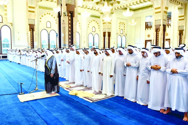الصورة : ■ محمد بن راشد والشيوخ وجموع المصلين يؤدون صلاة العيد