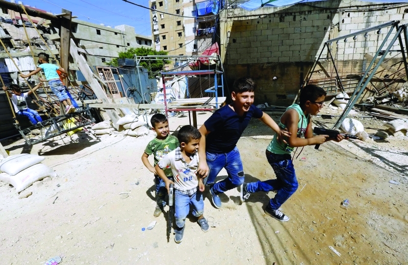 الصورة : ■ أطفال فلسطينيون وسوريون لاجئون يلعبون في مخيم شاتيلا  |  أ.ف.ب