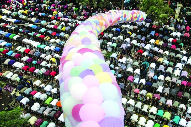 الصورة : ■ حشود المسلمين يؤدون صلاة العيد في القاهرة  |  أ.ب
