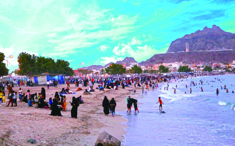 الصورة : ■ شواطئ عدن امتلأت بروادها في أيام العيد  |  وام