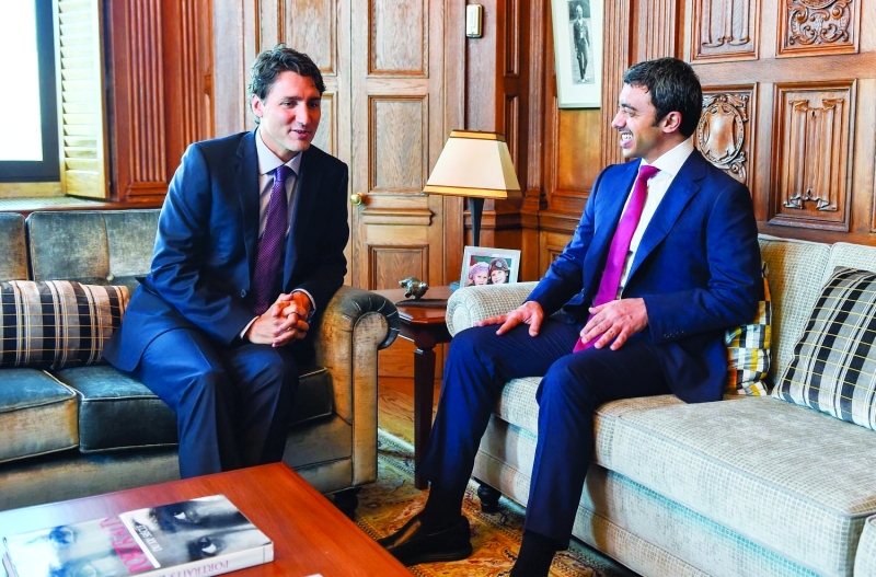 الصورة : ■ عبدالله بن زايد متحدثاً إلى رئيس الوزراء الكندي  |  وام