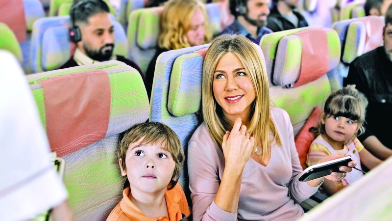 الصورة : ■ جنيفر أنيستون مع الطفل كوبر على متن الإيرباص A380