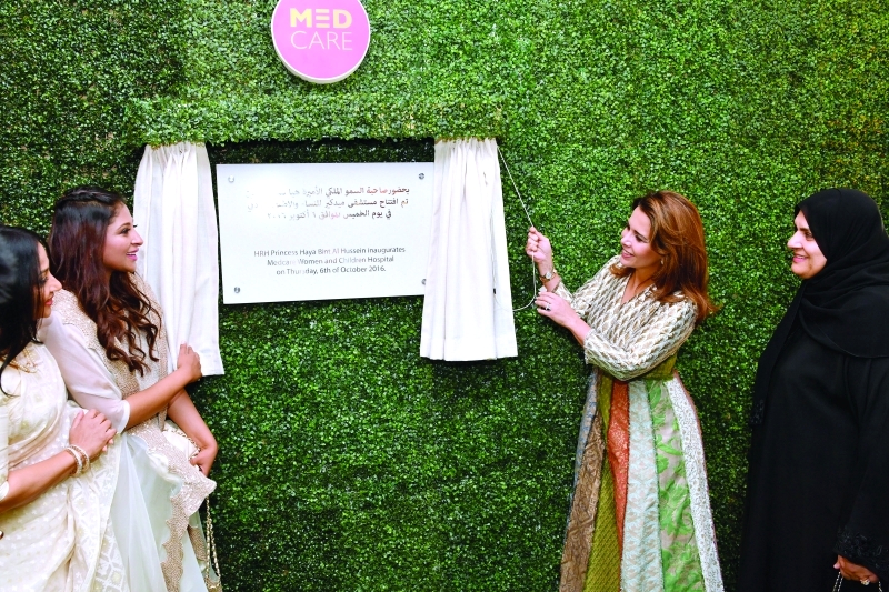 الصورة : ■ هيا بنت الحسين تزيح الستار إيذاناً بافتتاح مستشفى ميدكير للنساء والأطفال في دبي   |  تصوير  - سيف محمد