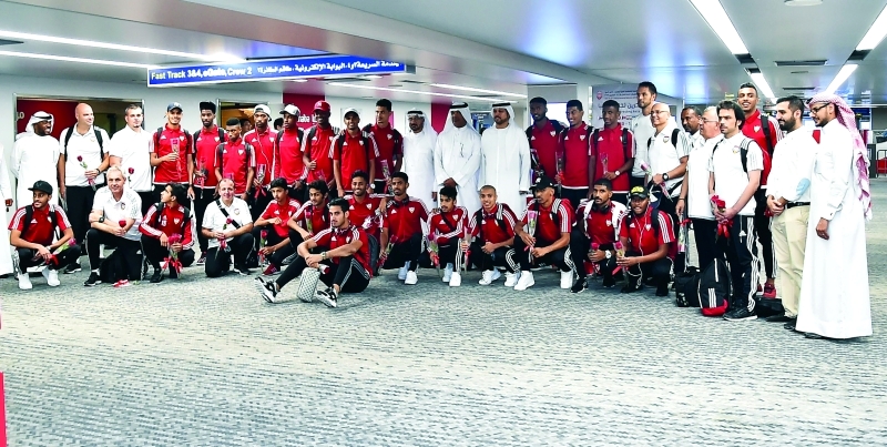 الصورة : ■ بعثة منتخب الشباب لدى وصولها إلى مطار المنامة  |  البيان