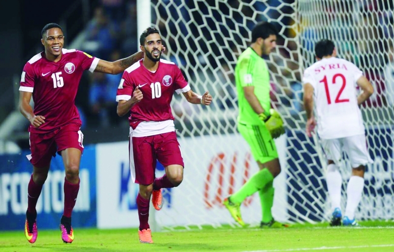 الصورة : ■ الهيدوس يحتفل بعد تسجيل هدف قطر في مرمى سوريا  |  البيان