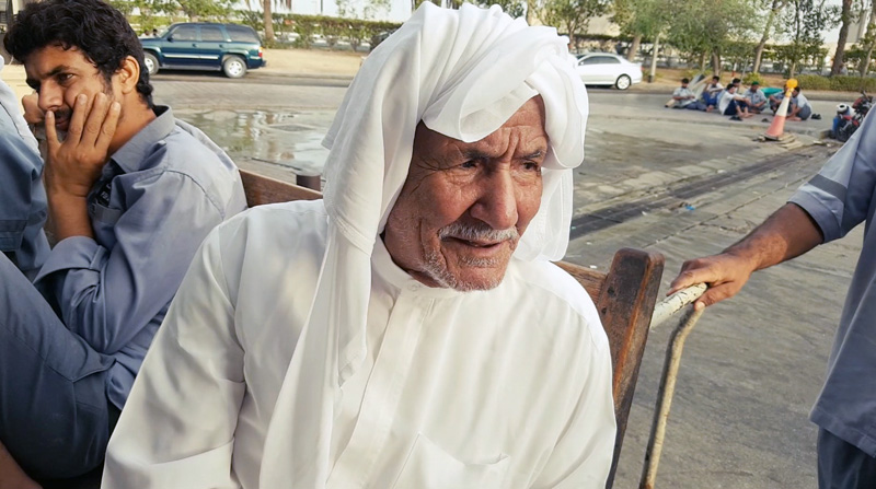 الصورة : عبيد / الإمارات: "على مقعدي منذ 50 سنة أراقب الجميع يحلمون بالسمك"