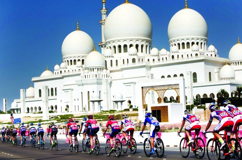 الصورة : ■ أفضل دراجي العالم في قلب "طواف أبوظبي"  |  البيان