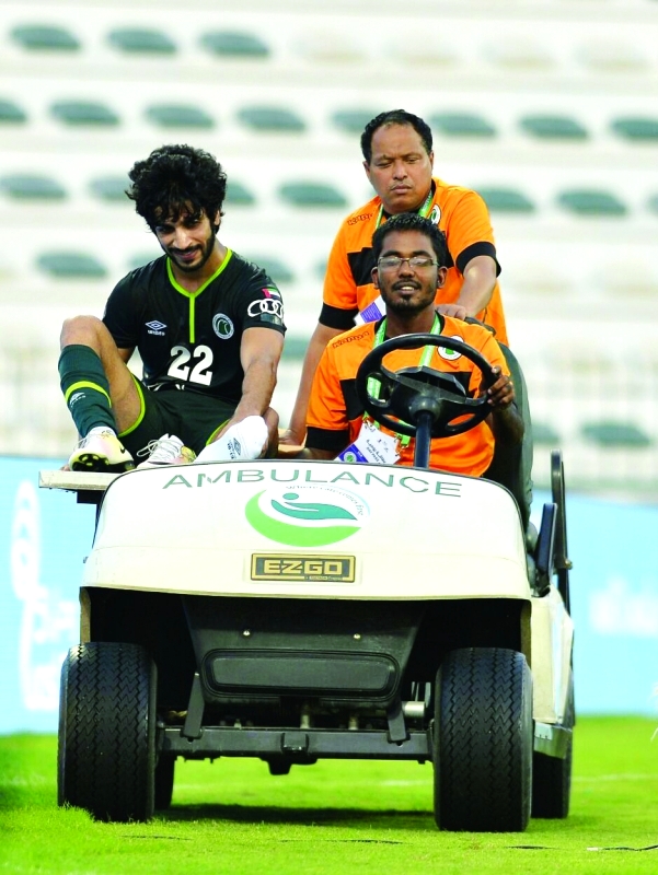 الصورة : ■ خلال نقل مانع محمد لاعب الشباب من الملعب للعلاج  |   البيان