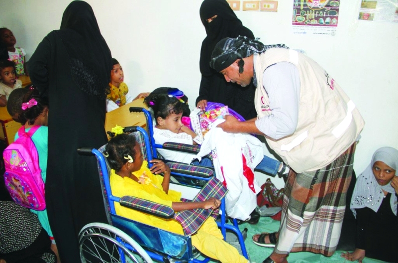 الصورة : Ⅶ مندوب الهلال الإماراتي مع منتسبي جمعية رعاية ذوي الاحتياجات الخاصة  |  وام