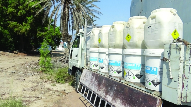 الصورة : مواد تطهير المياه قدمتها هيئة الهلال الأحمر لمحافظة عدن  ــ  البيان
