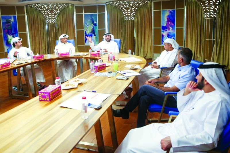الصورة : ■ أحمد بن مسحار خلال ترؤسه مجلس إدارة نادي دبي للرياضات البحرية |  البيان