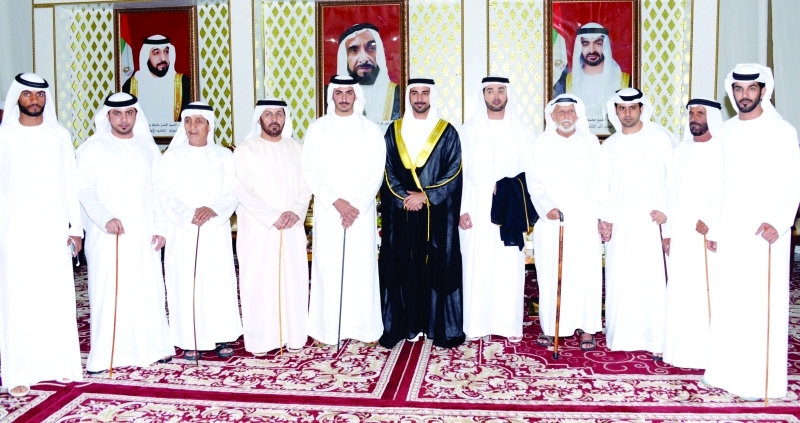 الصورة : زايد ومحمد بن سلطان بن خليفة والعريس وعدد من الحضور
