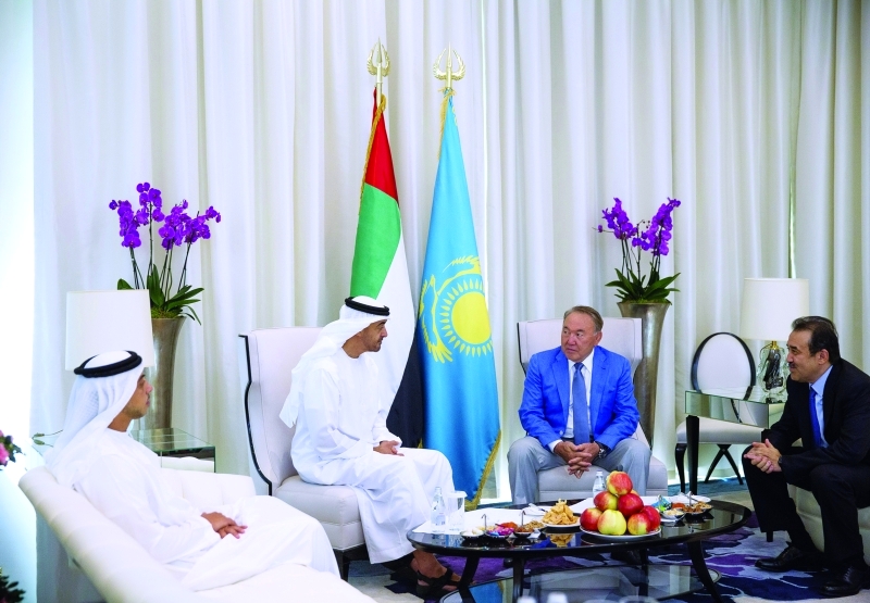 الصورة : ■ ولي عهد أبوظبي خلال مباحثاته مع رئيس كازاخستان بحضور منصور بن زايد