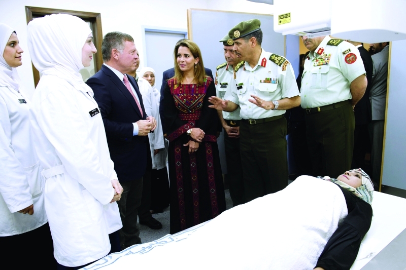 الصورة : ■ عبد الله الثاني وهيا بنت الحسين خلال جولة في المستشفى | من المصدر