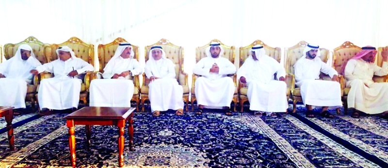 الصورة : ■ سعود المعلا وراشد بن سعود خلال تقديم العزاء إلى حميد القطامي في وفاة شقيقته  |  وام