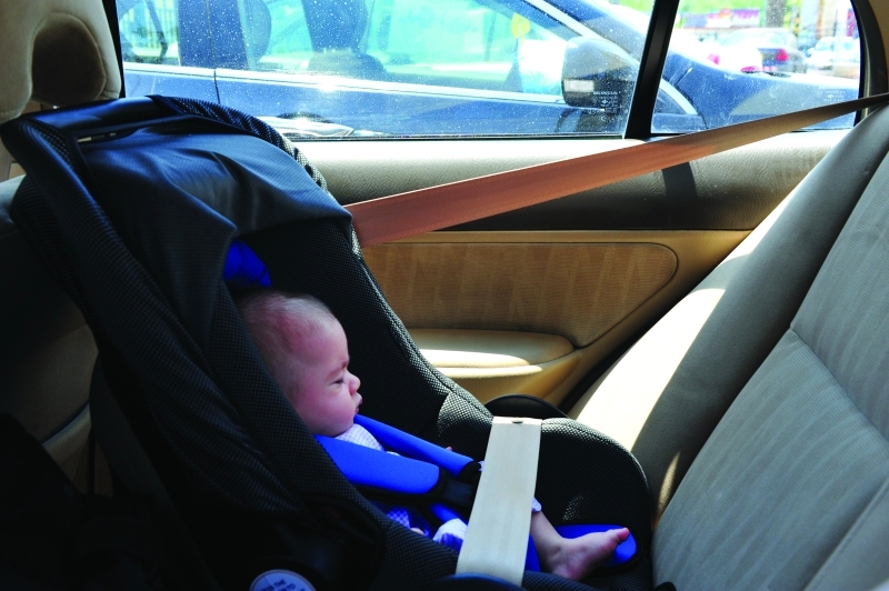 الصورة : إهمال الآباء أبرز مسببات إلحاق الضرر بالأطفال في المركبات | البيان