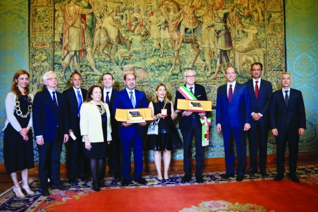 الصورة : ■ سفير الدولة في روما صقر ناصر الريسي   يتسلم  الجائزة بحضور لارا صوايا