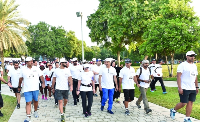 الصورة : ■ منصور بن محمد وهيا بنت الحسين في مقدمة المشاركين في مسيرة المشي  |  البيان