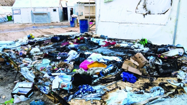 الصورة : ■ آثار الهجوم في مخيم سودا بجزيرة خيوس اليونانية |  أ.ف.ب