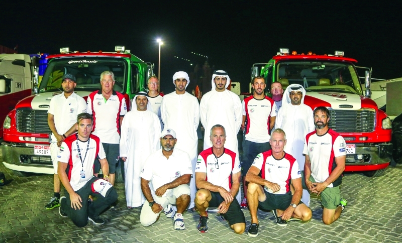الصورة : ■ محمد بن سلطان مع مسؤولي نادي أبوظبي وأعضاء الفريق  |  البيان