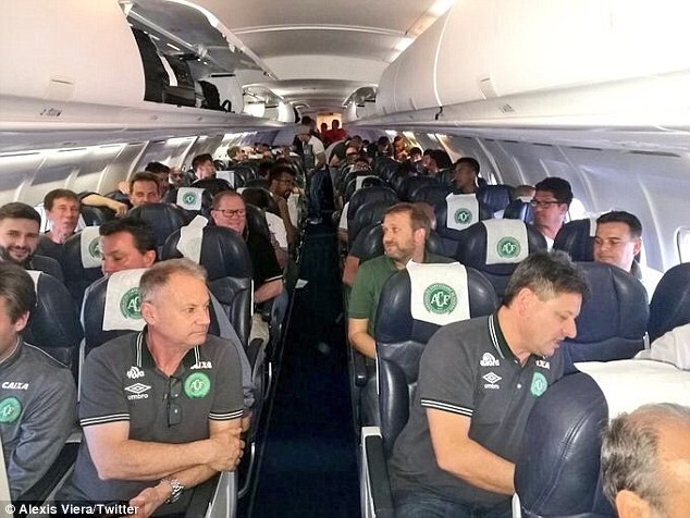 الصورة : صورة أعضاء نادي شابيكوينسي البرازيلي على متن الطائرة قبل تحطمها