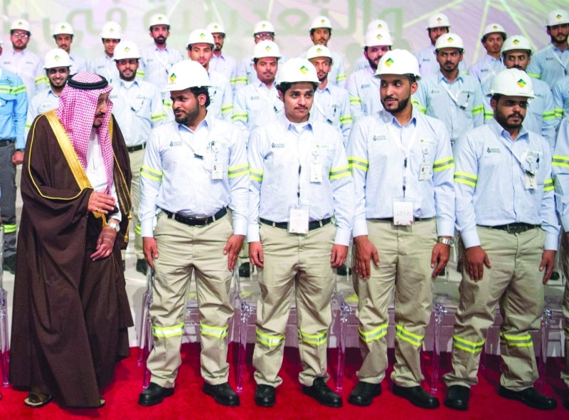الصورة : ■ سلمان بن عبدالعزيز متحدثاً مع العاملين في أحد المشروعات   |  واس