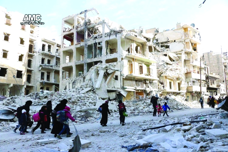 الصورة : سوريون يفرون من المناطق الشرقية في حلب بسبب شدة القصف  |  إي.بي.إيه