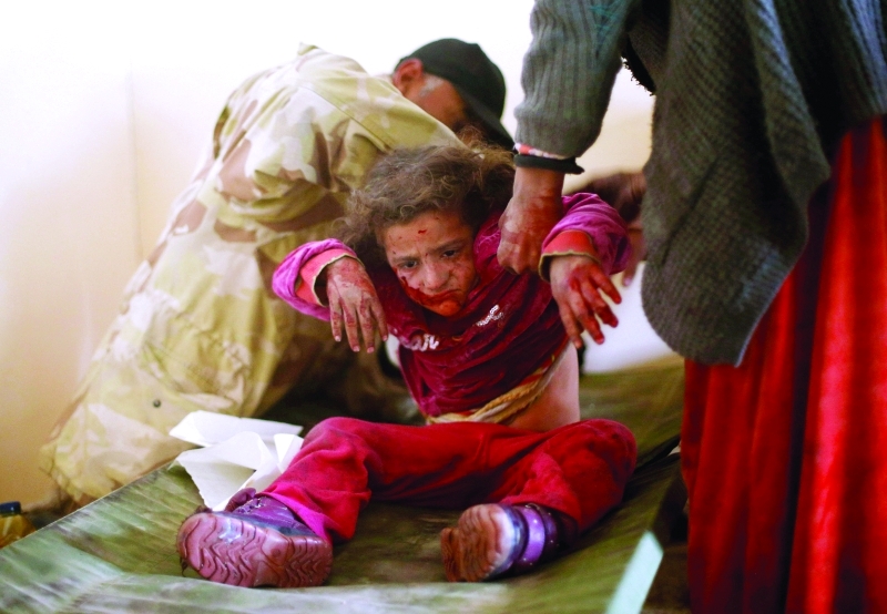 الصورة : ■ مسعفون ميدانيون يساعدون طفلة أصيبت جراء المعارك مع «داعش»  |   رويترز