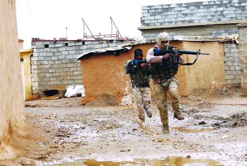 الصورة : ■ جنود عراقيون في إحدى قرى الموصل  |   أ.ف.ب