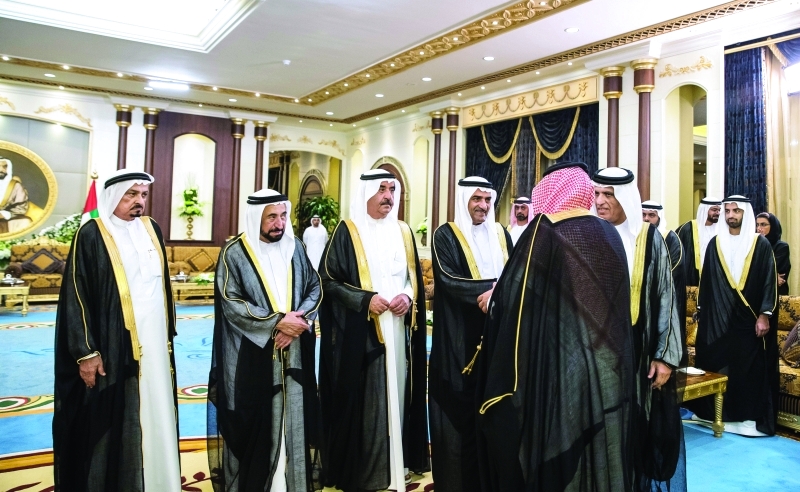 الصورة : الحكام خلال استقبالهم الملك سلمان