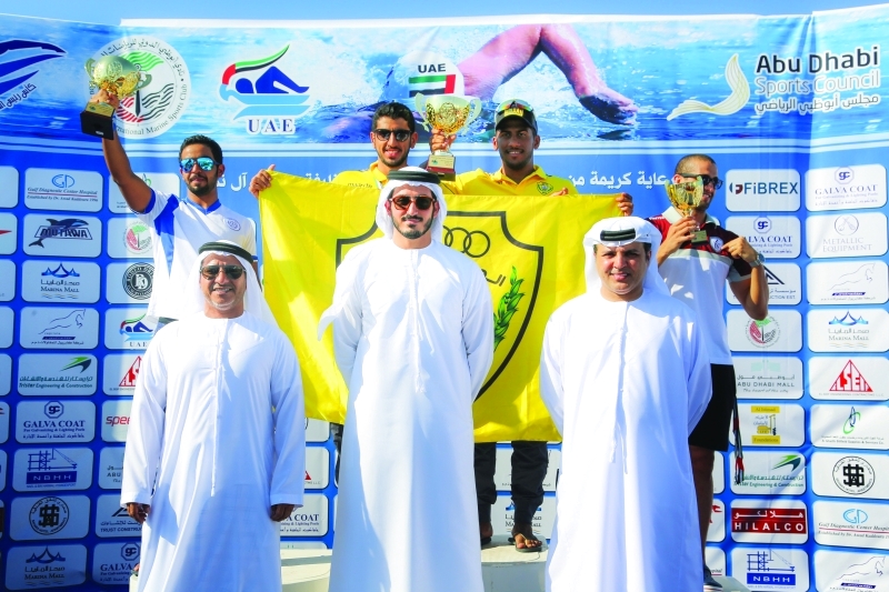 الصورة : Ⅶ محمد بن سلطان بن خليفة وأسرة السباحة مع أبطال فئة العمومي  |  البيان