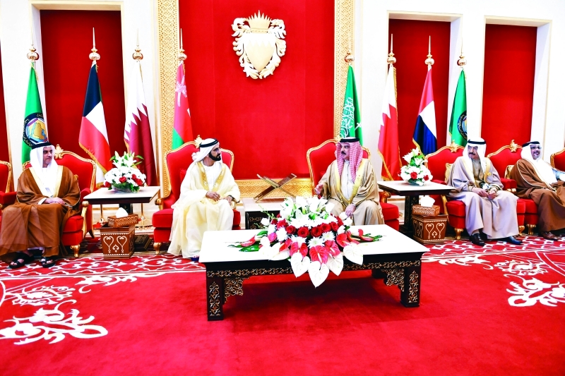 الصورة : Ⅶ نائب رئيس الدولة في حديث مع عاهل البحرين بحضور سيف بن زايد وخليفة بن سلمان