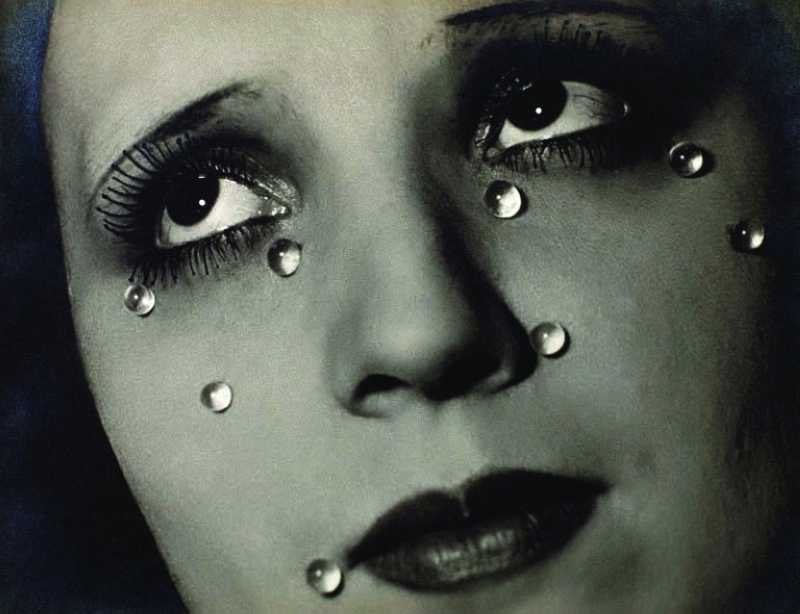 الصورة : ■ «دموع زجاجية» (1932) أغلى صورة بيعت في مزاد علني في ذلك الوقت