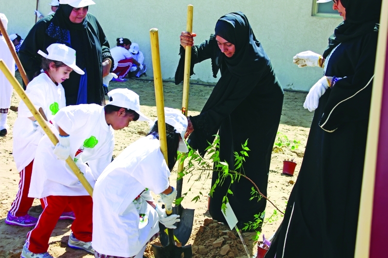 الصورة : ثقافة التطوع مبدأ راسخ لدى شباب وفتيات الإمارات | أرشيفية
