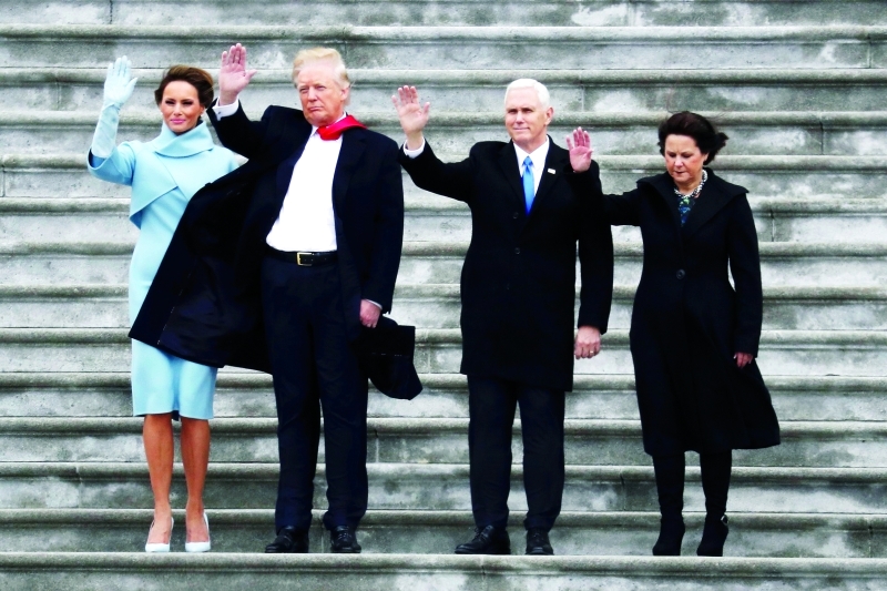 الصورة : ترامب والسيدة الأولى ميلانيا ونائبه مايك بينس وزوجته يلّوحون مودعين أوباما وعقيلته | رويترز