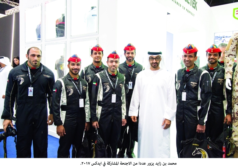 الصورة : ■ محمد بن زايد في صورة جماعية مع  أعضاء فرسان الإمارات للقوات الجوية  |  وام