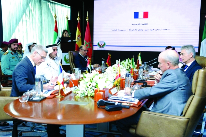 الصورة : سيف بن زايد خلال لقائه وزراء داخلية وممثلي دول التحالف الجديد  |   من المصدر
