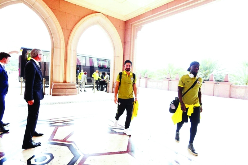 الصورة : ■ لحظة وصول نجوم مان سيتي إلى فندق قصر الإمارات  |  البيان