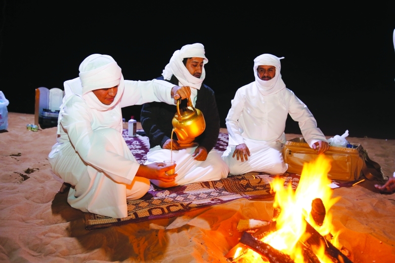 الصورة : أجواء أخوية يصنعها المحتفون بالأجواء الباردة عبر تجهيز المأكولات والمشروبات الساخنة  |  تصوير: عمران خالد