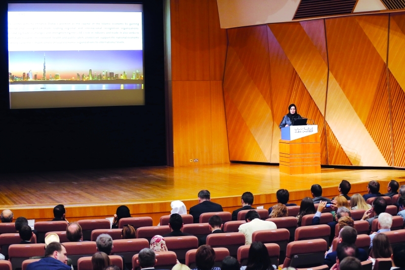 الصورة : Ⅶ أمينة أحمد محمد تقدم عرضاً تعريفياً عن مركز الإمارات العالمي للاعتماد  |  البيان