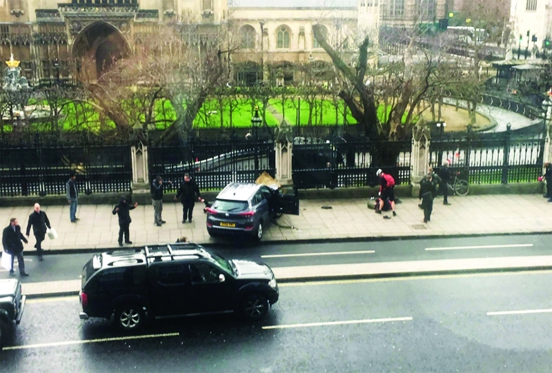الصورة : سيارة يرجح أنها للمنفذ متوقفة أمام قصر وستمنستر الذي يضم مجلس النواب | أ.ف.ب
