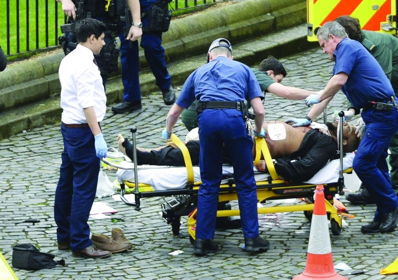 الصورة : صورة نشرتها وسائل إعلام بريطانية على أنها للمهاجم اثناء محاولة علاجه قبل إعلان مقتله | أ.ب
