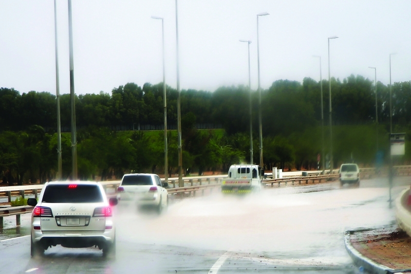 الصورة : أمطار غزيرة في منطقة الوثبة بأبو ظبي  |  تصوير: مجدي اسكندر