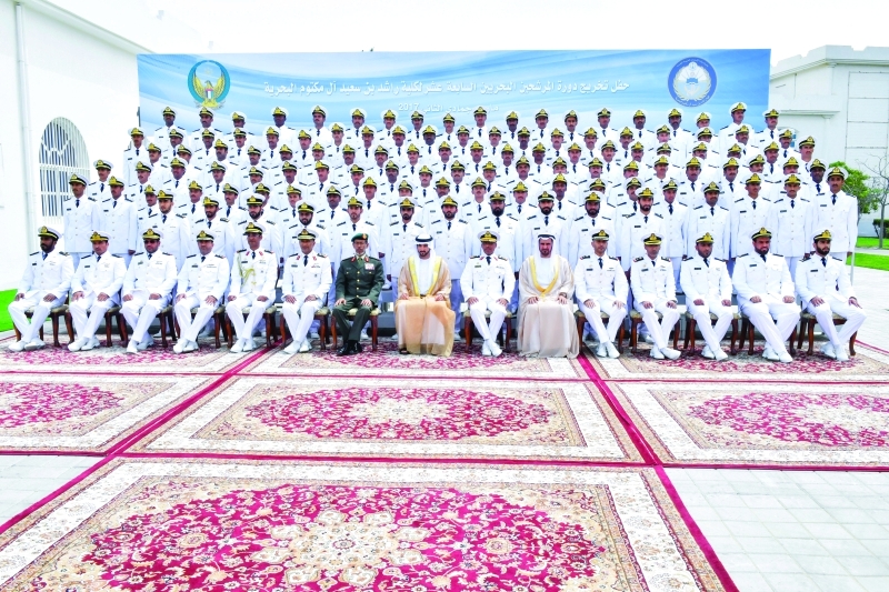 الصورة : Ⅶ ولي عهد دبي متوسطاً كبار الضباط والخريجين في لقطة تذكارية