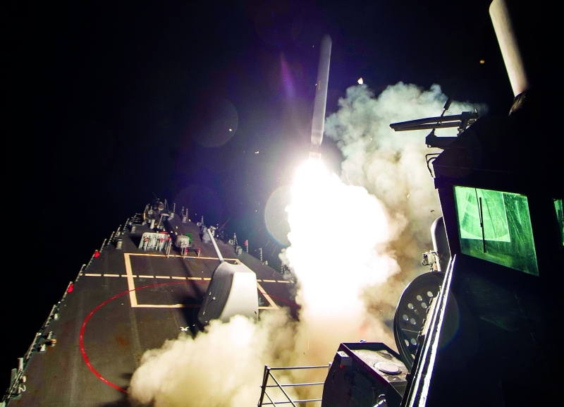 الصورة : صاروخ توما هوك ينطلق من إحدى البوارج الأميركية باتجاه المطار في سوريا | رويترز