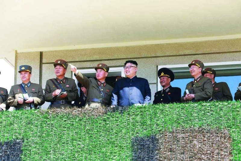 الصورة : ■ زعيم كوريا الشمالية خلال متابعته مناورات عسكرية  |  رويترز