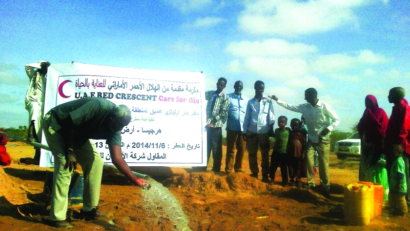الصورة : ■  دعم إماراتي لمشاريع حفر الآبار في الصومال