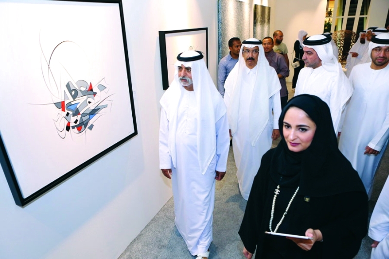 الصورة : نهيان بن مبارك ومحمد المر ومسؤولو «دبي للثقافة» خلال جولتهم في المعرض