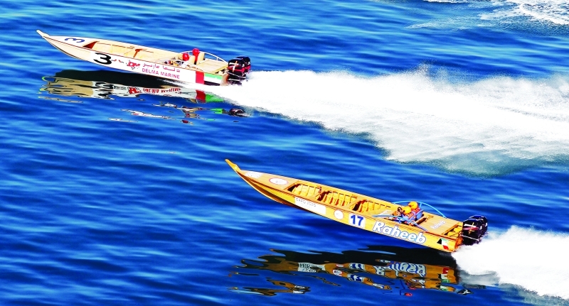 الصورة : ■ تنافس مثير في الجولة قبل الختامية للقوارب الخشبية السريعة  |  البيان
